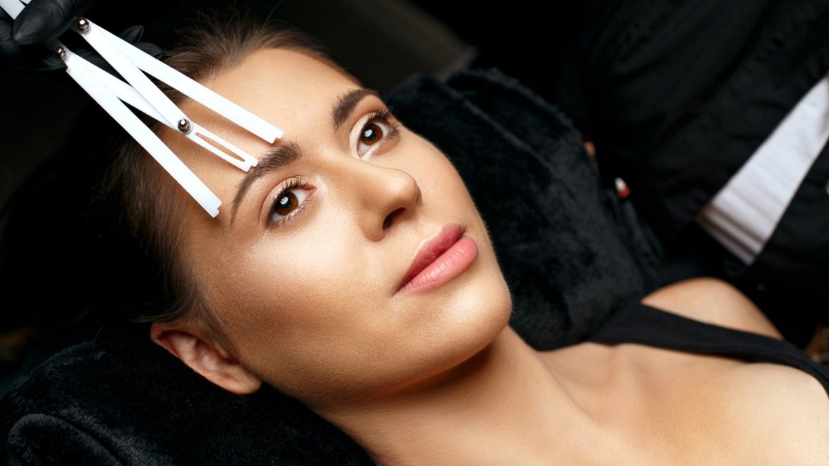 Microblading für die Augenbrauen erfordert individuelle Beratung